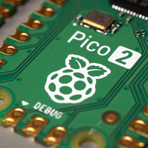 Raspberry Pi Pico 2 microcontrôleur avec nouveau processeur RP2350 et fonctionnalités de connectivité sans fil.